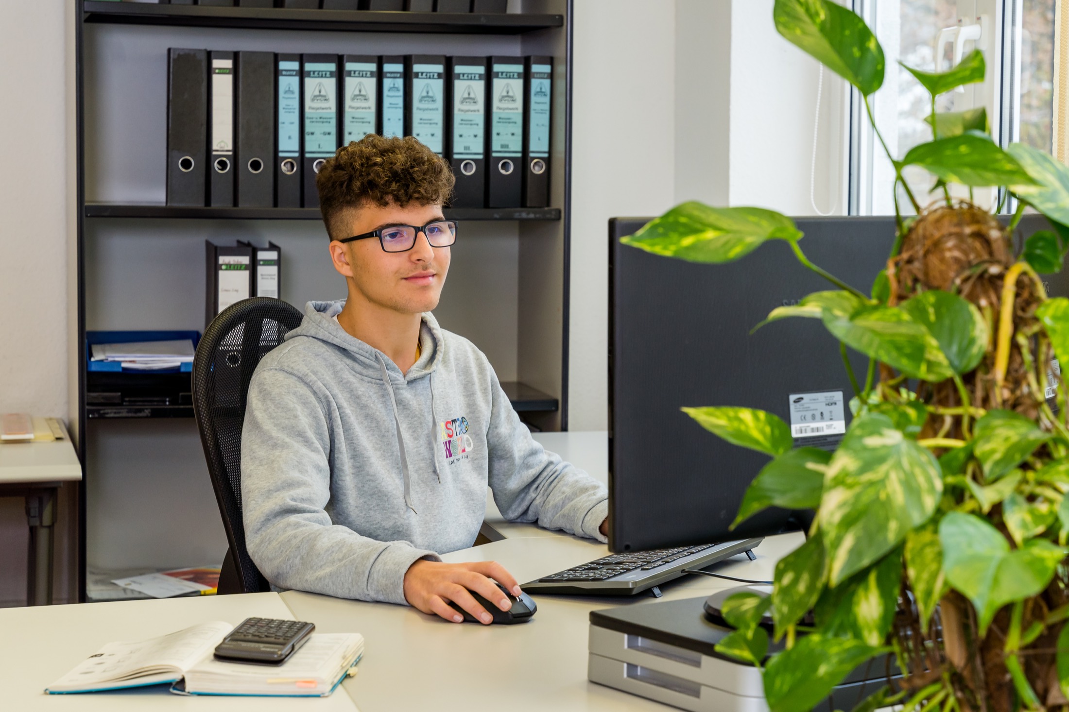 Auszubildender am Arbeitsplatz beim Ingenieurbüro Alka